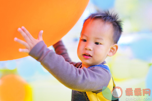 人,婴儿服装,气球,12到17个月,户外_138940887_Holding balloon_创意图片_Getty Images China