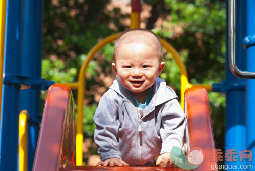 人,婴儿服装,12到17个月,户外,棕色头发_149706524_Boy playing slide_创意图片_Getty Images China