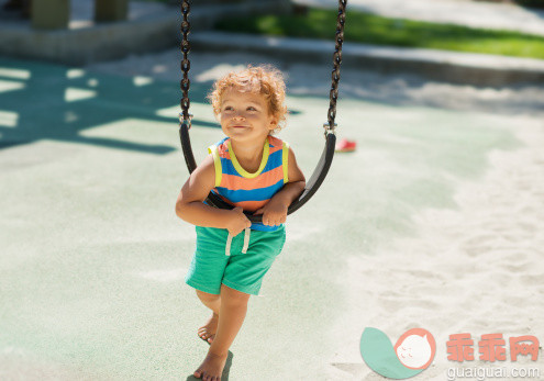 人,婴儿服装,12到17个月,户外,荡秋千_509284505_Sunshine swing - toddler_创意图片_Getty Images China