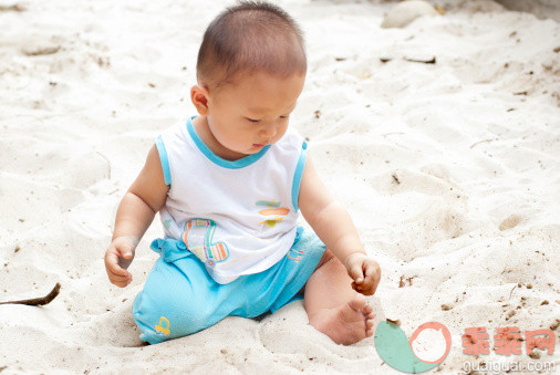 人,婴儿服装,户外,赤脚,坐_142820748_Baby playing in sand_创意图片_Getty Images China