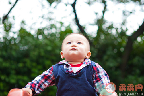 人,婴儿服装,12到17个月,户外,微笑_144758745_Little boy rises his head and looks at sky_创意图片_Getty Images China