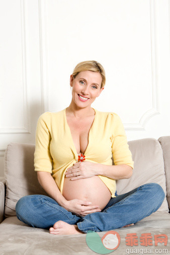 人,休闲装,室内,35岁到39岁,快乐_114129010_Pregnant women holding her belly_创意图片_Getty Images China