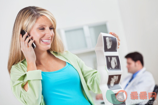 人,休闲装,沟通,讨论,电话机_155393650_Happy pregnant mom on phone looking at sonogram pictures_创意图片_Getty Images China