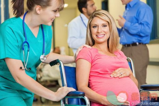 人,生活方式,健康保健,室内,分娩_494958887_Pregnant woman in wheelchair being assisted by nurse_创意图片_Getty Images China