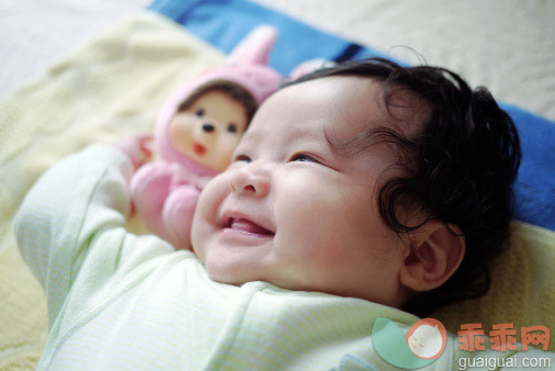 人,婴儿服装,床,玩具,室内_136541812_Baby girl smiling_创意图片_Getty Images China