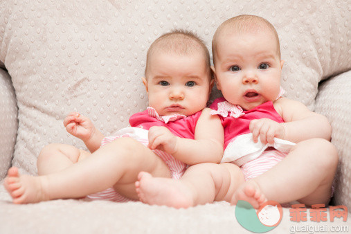 人,人的眼睛,白人,看,兄弟姐妹_139823908_Fraternal twin baby Caucasian girls sitting on chair_创意图片_Getty Images China
