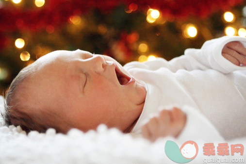 人,婴儿服装,室内,白人,躺_166147486_Baby boy yawning_创意图片_Getty Images China