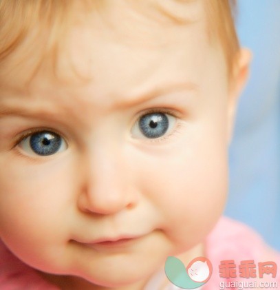 人,影棚拍摄,室内,欣喜若狂,认真的_77867939_Closeup of a babys face_创意图片_Getty Images China