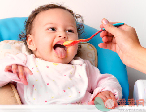 人,婴儿服装,2到5个月,室内,汤匙_155905819_Baby Eating_创意图片_Getty Images China