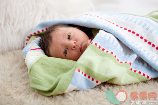人,生活方式,2到5个月,室内,人的脸部_152416428_Infant wrapped in blanket on rug_创意图片_Getty Images China