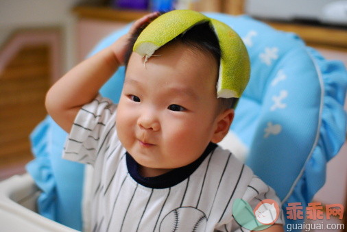 人,休闲装,食品,帽子,室内_153325878_Boy in grapefruit hat_创意图片_Getty Images China