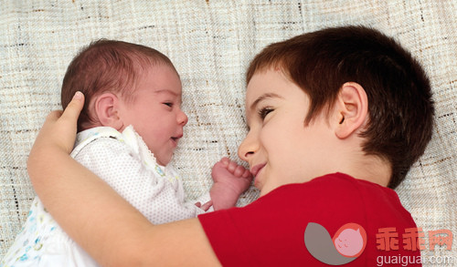 人,休闲装,室内,棕色头发,白人_163553545_Brother and sister_创意图片_Getty Images China