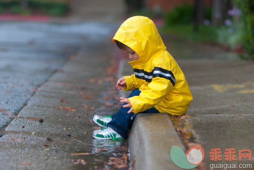 人,休闲装,鞋子,牛仔裤,路_157765455_Rain Drops_创意图片_Getty Images China