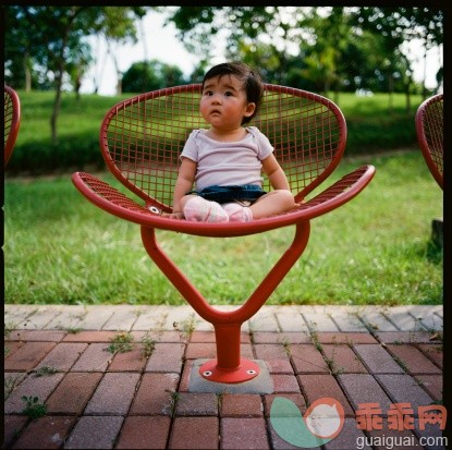人,婴儿服装,椅子,户外,公园_147524421_Cute baby sitting on chairs in park_创意图片_Getty Images China