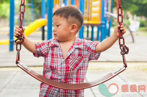 人,12到17个月,户外,荡秋千,站_146415825_Boy holds red swing_创意图片_Getty Images China