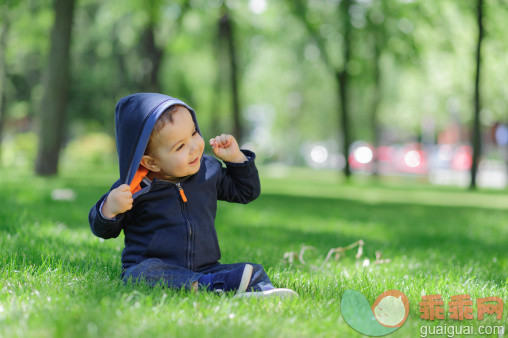 人,婴儿服装,鞋子,12到17个月,户外_492461561_Baby boy smiling sitting on grass, Madrid_创意图片_Getty Images China