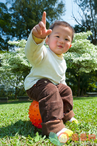 人,婴儿服装,12到17个月,户外,球_149813826_Boy sitting on ball and pointing_创意图片_Getty Images China