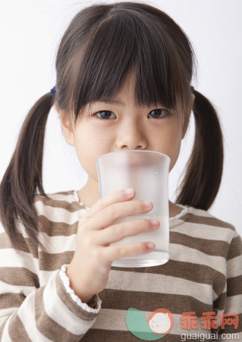 人,衣服,饮食,饮料,食品_122572794_A girl drinking water_创意图片_Getty Images China