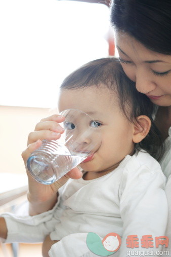 人,休闲装,12到17个月,室内,30岁到34岁_161777634_family(mama&baby)_创意图片_Getty Images China