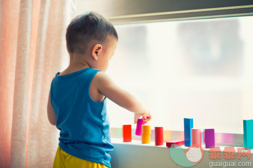 人,婴儿服装,窗帘,12到17个月,室内_152434263_Boy plays building blocks near window_创意图片_Getty Images China