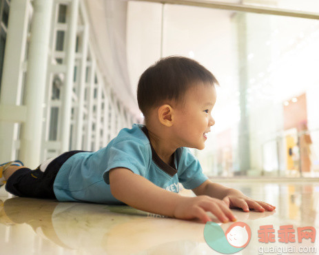 人,婴儿服装,12到17个月,室内,微笑_498106691_Child playing on the ground_创意图片_Getty Images China