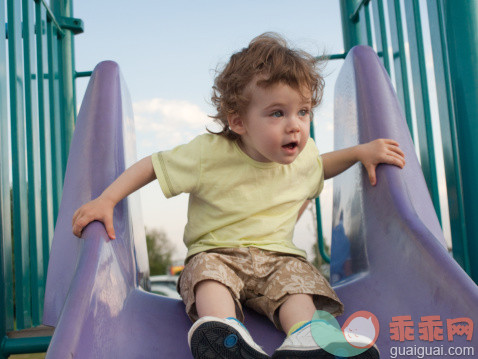 人,休闲装,婴儿服装,鞋子,蓝色眼睛_477897417_Blonde little boy going down a slide_创意图片_Getty Images China