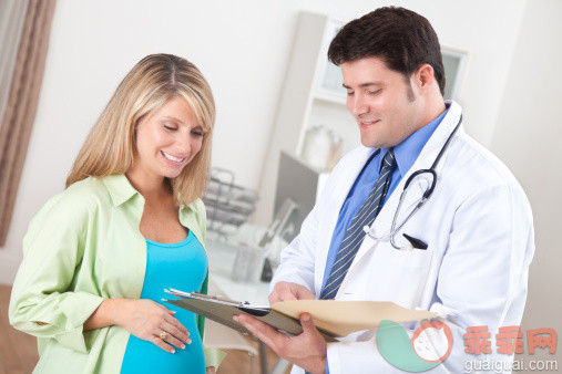 人,休闲装,生活方式,健康保健,室内_155392546_Doctor showing charts to pregnant patient_创意图片_Getty Images China