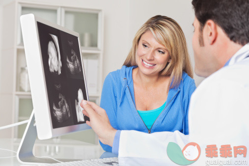 人,图像,休闲装,讨论,生活方式_155417549_Doctor explaining sonagram scans to pregnant patient_创意图片_Getty Images China