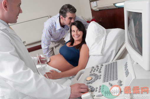 测量,书房,人,沟通,制服_126165035_Pregnant woman going through an ultrasound scan with her husband beside her_创意图片_Getty Images China