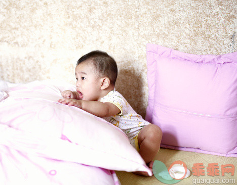人,婴儿服装,床,室内,卧室_147994591_Baby boy in bedroom_创意图片_Getty Images China
