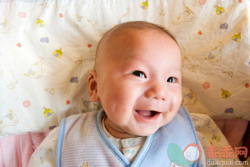 人,婴儿服装,床,室内,快乐_143047873_Baby lying in bed_创意图片_Getty Images China