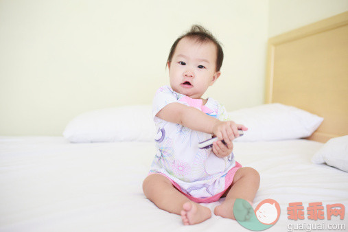 人,婴儿服装,床,技术,室内_170635701_Baby girl sitting in bed_创意图片_Getty Images China