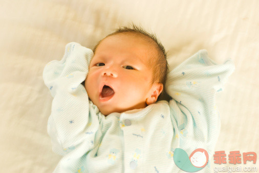 人,婴儿服装,床,室内,卧室_134225529_Newborn baby yawning_创意图片_Getty Images China