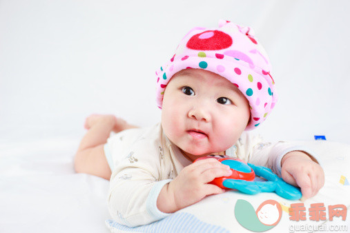 人,婴儿服装,床,玩具,室内_154027891_Baby girl in colorful cap_创意图片_Getty Images China