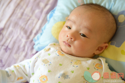 人,婴儿服装,床,室内,褐色眼睛_155727836_3 month old baby_创意图片_Getty Images China