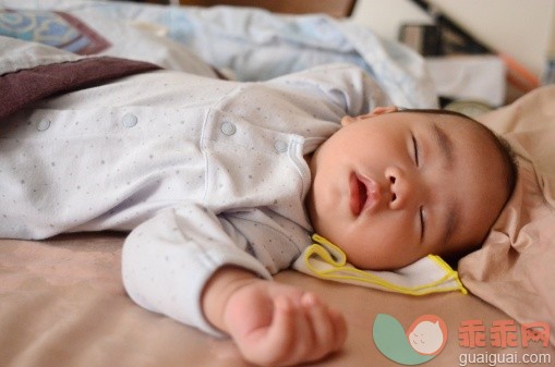 人,婴儿服装,床,室内,卧室_149044173_Baby napping_创意图片_Getty Images China