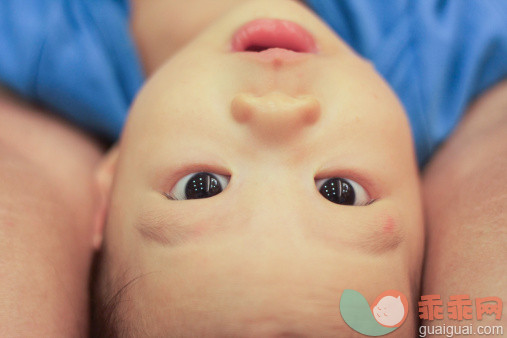 人,婴儿服装,室内,褐色眼睛,白昼_158303498_Portrait close-up of little boy._创意图片_Getty Images China