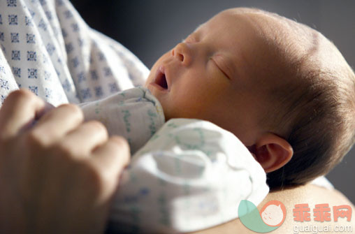 健康保健,摄影,病房,产科病房,医院_RBHC_53_close up of a caucasin newborn in its mothers arm_创意图片_Getty Images China