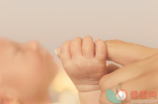 摄影,手,父母,母亲,核心家庭_200310177-001_Baby girl (0-3 months) holding mothers hand (focus on hand)_创意图片_Getty Images China