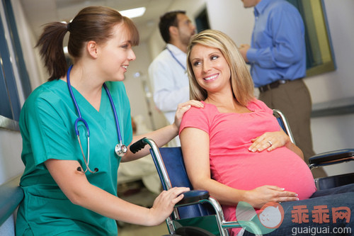 人,药,生活方式,健康保健,室内_gic17884702_Nurse helping pregnant patient in wheelchair at hospital_创意图片_Getty Images China