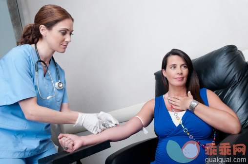 血液,测量,人,休闲装,医疗器械_126165792_Female doctor taking blood sample of a pregnant woman_创意图片_Getty Images China