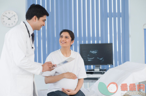 人,休闲装,医疗器械,床,百叶帘_102348124_Male doctor showing ultrasound to pregnant woman_创意图片_Getty Images China