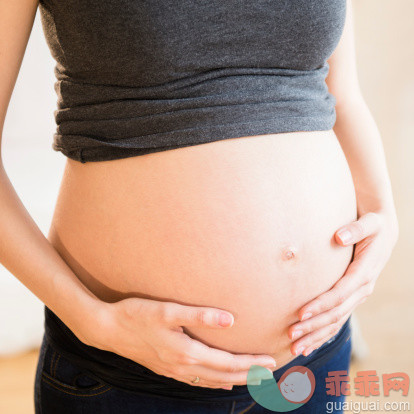 人,人生大事,室内,中间部分,25岁到29岁_487703605_Pregnant Caucasian woman holding belly_创意图片_Getty Images China