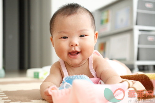摄影,人,婴儿服装,室内,窗户_130550746_Cute small baby_创意图片_Getty Images China