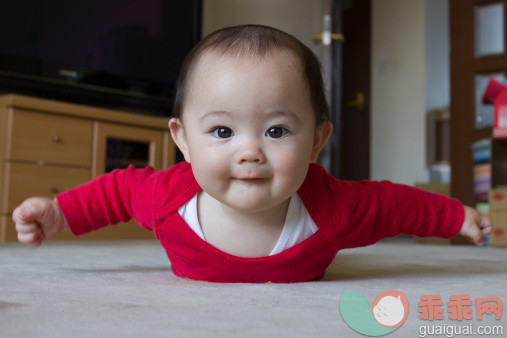 人,家具,婴儿服装,室内,褐色眼睛_477025431_Baby wiggle_创意图片_Getty Images China