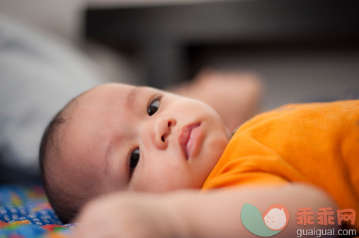 人,婴儿服装,室内,躺,白昼_138283649_Close up of baby boy_创意图片_Getty Images China