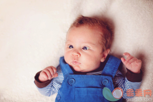 人,休闲装,婴儿服装,床,室内_169740685_newborn baby crossing his eyes_创意图片_Getty Images China