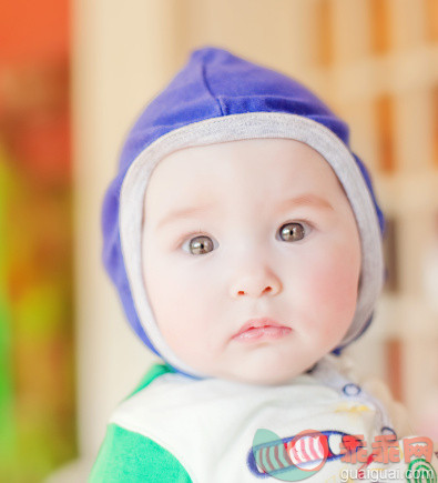 人,婴儿服装,帽子,室内,褐色眼睛_137727062_Little baby wearning blue hat_创意图片_Getty Images China