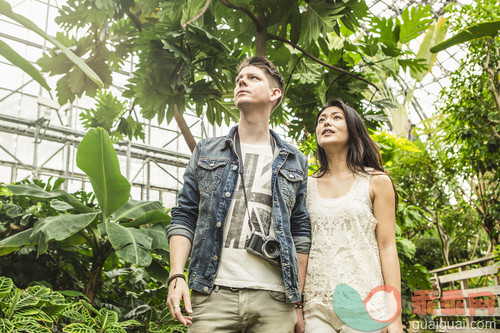 人,室内,30岁到34岁,35岁到39岁,白人_gic14057132_Couple at the Botanical Garden_创意图片_Getty Images China