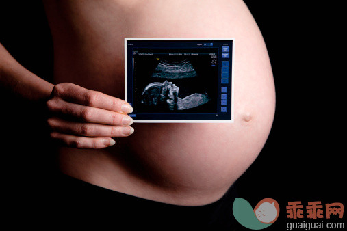 人,半装,人生大事,生活方式,技术_145066191_A pregnant woman holding an ultrasound in front of her naked belly_创意图片_Getty Images China